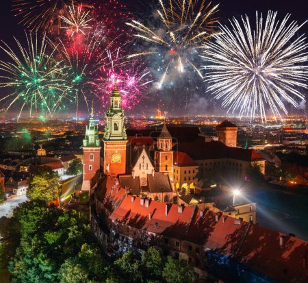Foto de Año Nuevo espectáculo de fuegos artificiales sobre el castillo de Wawel en Cracovia, Polonia - Imagen libre de derechos