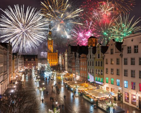 Téléchargez les photos : Exposition de feux d'artifice du Nouvel An sur la ville principale de Gdansk. Pologne - en image libre de droit