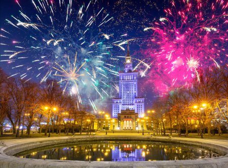 Téléchargez les photos : Exposition de feux d'artifice du Nouvel An à Varsovie, Pologne - en image libre de droit
