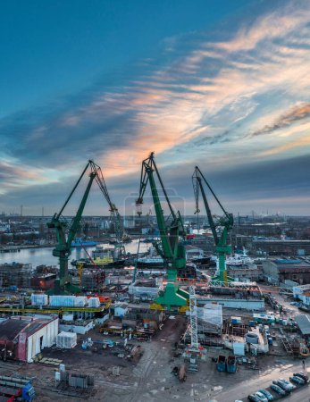 Téléchargez les photos : Zones de chantier naval à Gdansk au lever du soleil. Pologne - en image libre de droit