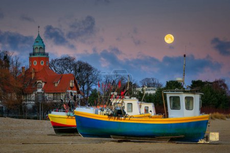 Téléchargez les photos : Bateaux de pêche sur la plage de la mer Baltique à Sopot avec la pleine lune, Pologne - en image libre de droit