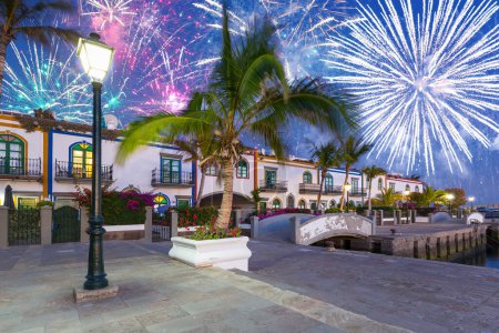 Téléchargez les photos : Exposition de feux d'artifice du Nouvel An sur la ville de Puerto de Mogan, Gran Canaria. Espagne. - en image libre de droit