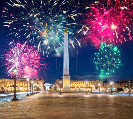 Téléchargez les photos : New Year's fireworks display over the Place de la Concorde in Paris. France - en image libre de droit