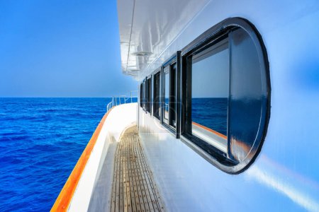 Téléchargez les photos : Sunny day on a luxury yacht in Egypt, Red Sea - en image libre de droit