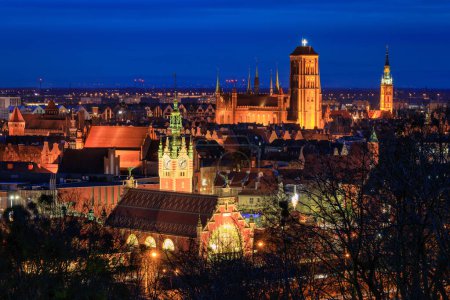 Foto de The Basilica and the Main Town Hall of the Gdansk city at dusk. Poland - Imagen libre de derechos