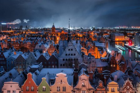 Téléchargez les photos : Vue aérienne de la belle ville principale de Gdansk en hiver, Pologne - en image libre de droit