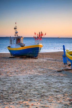 Foto de Barcos de pesca en la playa del Mar Báltico en Sopot al amanecer, Polonia - Imagen libre de derechos