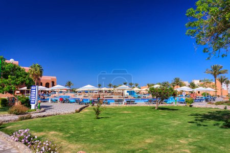 Foto de Marsa Alam, Egipto - 10 de mayo de 2023: Zona de piscinas del Akassia Swiss Resort junto al Mar Rojo en Marsa Alam, Egipto. - Imagen libre de derechos