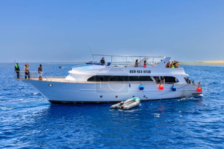 Téléchargez les photos : Marsa Alam, Egypt - May 11, 2023: Yachts with snorkeling and diving trips in the Red Sea in Egypt - en image libre de droit