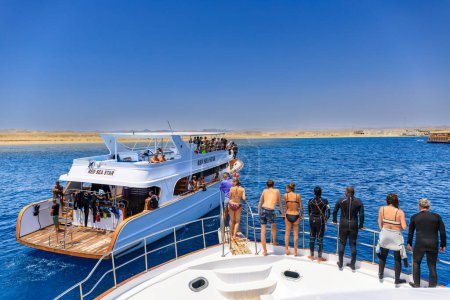 Foto de Marsa Alam, Egypt - May 11, 2023: Yachts with snorkeling and diving trips in the Red Sea in Egypt - Imagen libre de derechos