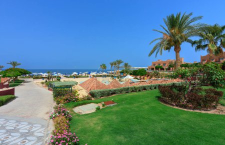 Téléchargez les photos : Marsa Alam, Egypt - May 11, 2023: Beautiful gardens of the Akassia Swiss Resort by the Red Sea in Marsa Alam, Egypt. - en image libre de droit
