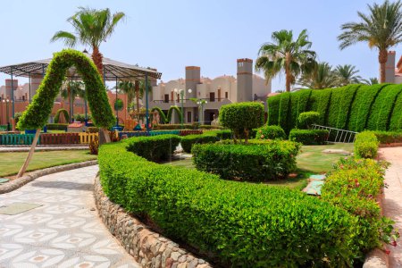 Téléchargez les photos : Marsa Alam, Egypt - May 11, 2023: Beautiful gardens of the Akassia Swiss Resort by the Red Sea in Marsa Alam, Egypt. - en image libre de droit
