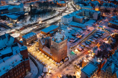 Téléchargez les photos : Gdansk, Pologne - 26 novembre 2023 : Marché de Noël magnifiquement éclairé (Jarmark en polonais) dans la ville principale de Gdansk au crépuscule. Pologne - en image libre de droit