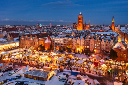 Foto de Gdansk, Poland - November 28, 2023: Beautifully lit Christmas market in the Main City of Gdansk at dusk. Poland - Imagen libre de derechos