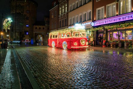 Foto de Gdansk, Poland - December 14, 2023: Christmas illumination on the street of Main town in Gdansk, Poland. - Imagen libre de derechos