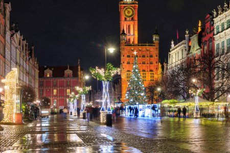 Téléchargez les photos : Gdansk, Poland - December 14, 2023: Christmas tree on the historic center of Gdansk at the Neptune Fountain, Poland. - en image libre de droit