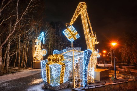 Téléchargez les photos : Gdansk, Poland - December 14, 2023: Christmas illuminations by the pier in Brzezno at dusk, Gdansk.  Poland. - en image libre de droit