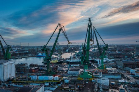 Téléchargez les photos : Gdansk, Poland - December 20, 2023: Shipyard areas in Gdansk at sunrise. Poland - en image libre de droit