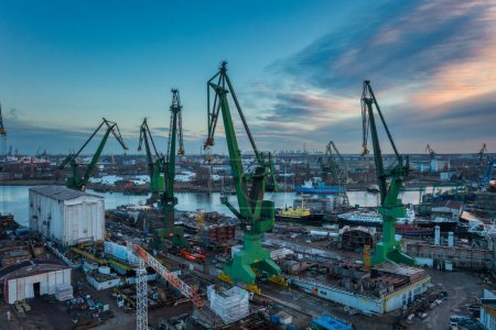 Foto de Gdansk, Poland - December 20, 2023: Shipyard areas in Gdansk at sunrise. Poland - Imagen libre de derechos
