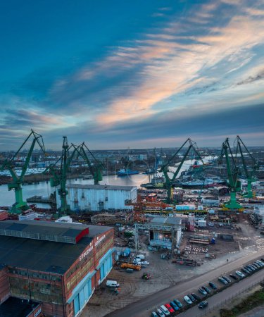 Téléchargez les photos : Gdansk, Poland - December 20, 2023: Shipyard areas in Gdansk at sunrise. Poland - en image libre de droit