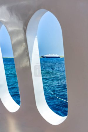 Téléchargez les photos : Sunny day on a luxury yacht in Egypt, Red Sea - en image libre de droit