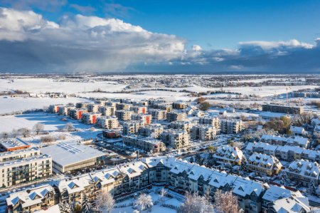 Téléchargez les photos : Paysage aérien de la route à travers le village enneigé de Rotmanka en hiver, Pologne. - en image libre de droit