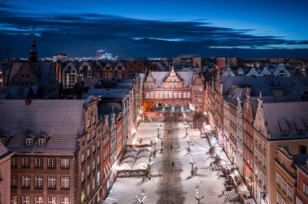 Téléchargez les photos : Vue aérienne de la belle ville principale de Gdansk en hiver, Pologne - en image libre de droit