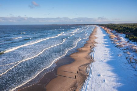 Foto de Hermoso paisaje de la playa del Mar Báltico en Sobieszewo en invierno nevado, Polonia - Imagen libre de derechos
