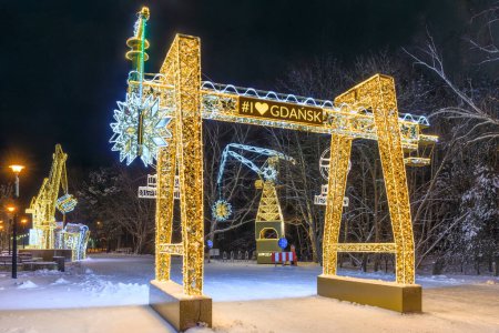 Téléchargez les photos : Gdansk, Pologne - 4 janvier 2024 : illuminations de Noël par la jetée à Brzezno au crépuscule, Gdansk. Pologne. - en image libre de droit