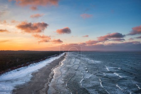 Téléchargez les photos : Coucher de soleil d'hiver sur la mer Baltique à Jantar, Pologne - en image libre de droit