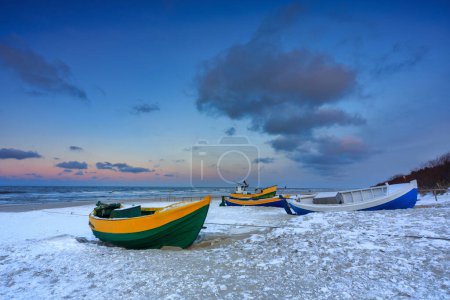 Téléchargez les photos : Bateaux de pêche sur la plage de la mer Baltique à Jantar en hiver. Pologne - en image libre de droit