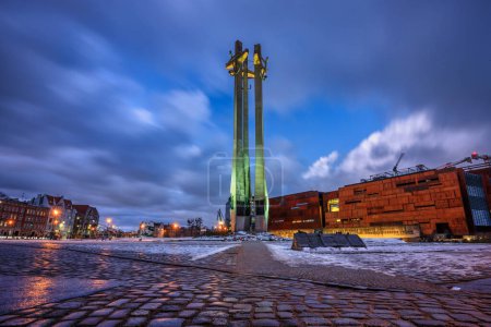 Foto de Gdansk, Polonia - 11 de enero de 2024: Monumento de tres cruces en la Plaza de la Solidaridad Europea en Gdansk, Polonia. Es un monumento a los trabajadores caídos del astillero asesinado en 1970 en el astillero Lenin.. - Imagen libre de derechos