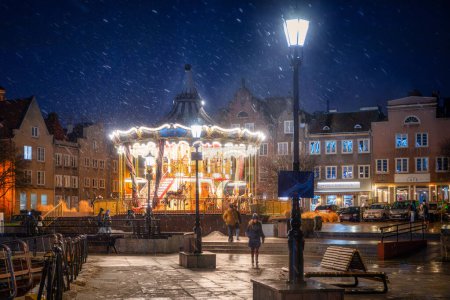 Téléchargez les photos : Gdansk, Pologne - 13 janvier 2024 : Carrousel de Gdansk au-dessus de la rivière Motlawa par une nuit d'hiver enneigée, Pologne - en image libre de droit