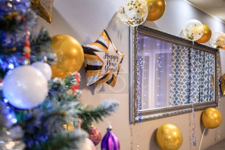 Foto de Las decoraciones de Año Nuevo y los globos para la fiesta de Año Nuevo en casa. - Imagen libre de derechos