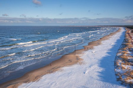 Téléchargez les photos : Beau paysage de plage de la mer Baltique à Sobieszewo à l'hiver enneigé, Pologne - en image libre de droit