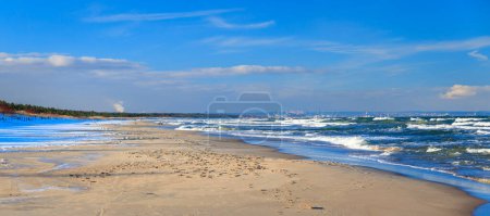 Téléchargez les photos : Beau paysage de plage de la mer Baltique à Sobieszewo à l'hiver enneigé, Pologne - en image libre de droit