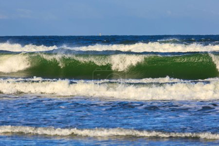 Téléchargez les photos : Belles vagues de la mer Baltique à Sobieszewo, Pologne - en image libre de droit