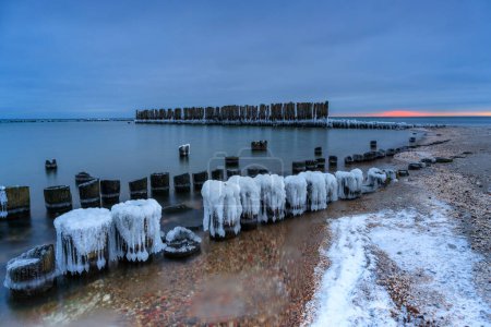 Téléchargez les photos : Plage gelée de la mer Baltique à Babie Doly au coucher du soleil, Gdynia. Pologne - en image libre de droit