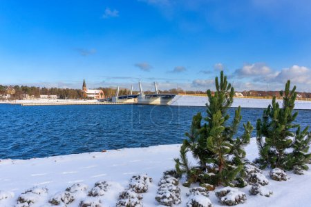 Téléchargez les photos : Pont-levis vers l'île Sobieszewo sur la rivière Martwa Wisla en hiver. Pologne - en image libre de droit