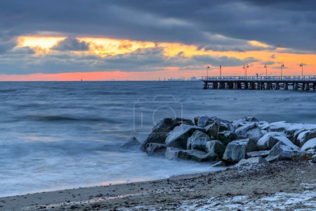 Téléchargez les photos : Paysage hivernal de la côte de la mer Baltique à Gdynia Orlowo au lever du soleil, mer Baltique. Pologne - en image libre de droit