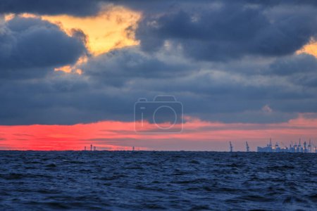 Téléchargez les photos : Paysage hivernal de la côte de la mer Baltique à Gdynia Orlowo au lever du soleil, mer Baltique. Pologne - en image libre de droit
