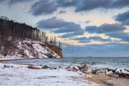 Foto de Paisaje invernal de la costa del Mar Báltico en Gdynia Orlowo al amanecer, Mar Báltico. Polonia - Imagen libre de derechos