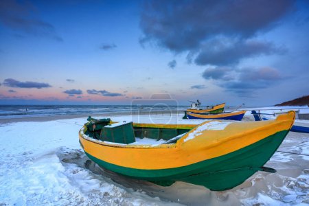 Foto de Barcos de pesca en la playa del Mar Báltico en Jantar en invierno. Polonia - Imagen libre de derechos