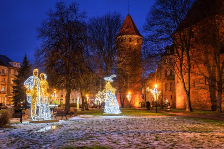 Téléchargez les photos : Illuminations de Noël dans un parc d'hiver dans la vieille ville de Gdansk, Pologne - en image libre de droit