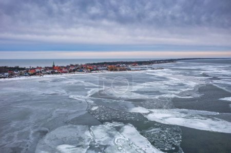 Téléchargez les photos : Baie gelée de Puck près de Kuznica au coucher du soleil, péninsule de Hel. Pologne - en image libre de droit