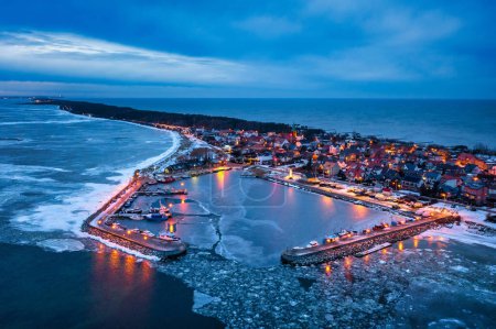 Téléchargez les photos : Port gelé à Kuznica par la mer Baltique au crépuscule, péninsule de Hel. Pologne - en image libre de droit