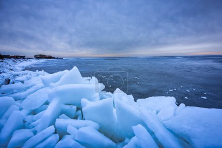 Foto de Playa del mar Báltico en invierno en Kuznica, península de Hel. Polonia - Imagen libre de derechos