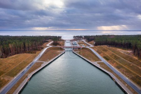 Téléchargez les photos : Canal vers la mer Baltique sur la flèche de la Vistule. Pologne - en image libre de droit