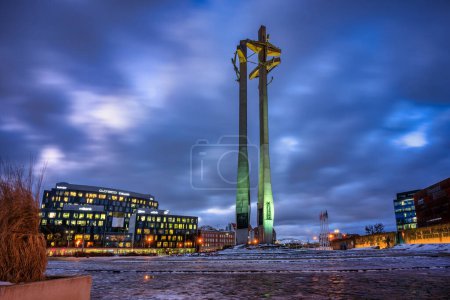 Foto de Gdansk, Polonia - 11 de enero de 2024: Monumento de tres cruces en la Plaza de la Solidaridad Europea en Gdansk, Polonia. Es un monumento a los trabajadores caídos del astillero asesinado en 1970 en el astillero Lenin.. - Imagen libre de derechos