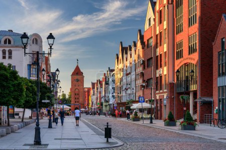 Foto de Elblag, Polonia - 13 de agosto de 2023: Calle de verano de la ciudad de Elblag a la luz del sol poniente. Polonia - Imagen libre de derechos